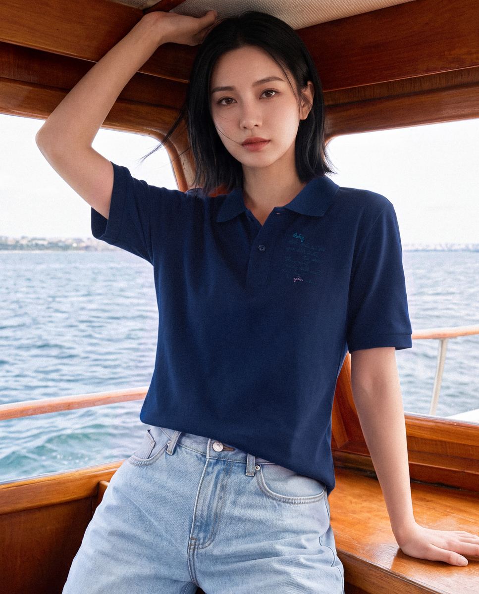 Người mẫu nữ mặc áo polo navy trên thuyền